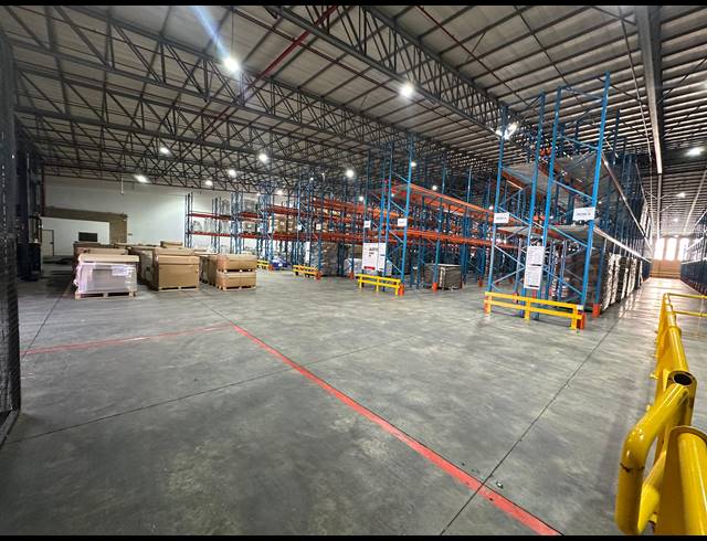 14,590M² WAREHOUSE TO LET IN NORTH RIDING